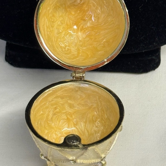 Egg Trinket Box Gold Tone Diamond Pattern Enamel & Rhinestone Magnet Clo… - Picture 4 of 9